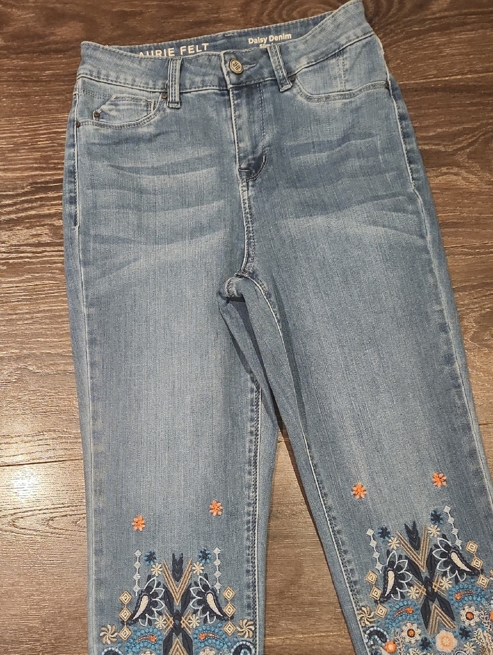 ❤️ LAURIE FELT EMBROIDERED HIGH RISE SKINNY DAISY DENIM JEANS, 4P (27 PETITE) - Picture 3 of 12